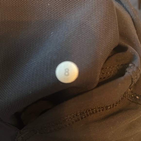 Size 8 Lulu 🍋 crops - Picture 2 of 2